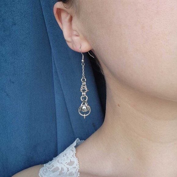 Vintage elegant long dangly silver chainmail earrings - Picture 2 of 7